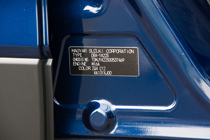 コーションプレートに書かれた「MAGYAR SUZUKI CORPORATION」という文字に注目。「SX4 Sクロス」の生産はハンガリーで行われている。