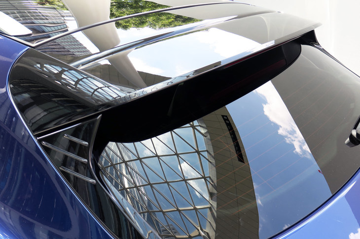 ポルシェ・タイカン4クロスツーリスモ（リアルーフスポイラー）