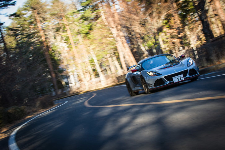 「エキシージ スポーツ380」には、オプションで減衰力調整機構付きのダンパーやアンチロールバーが用意されている。