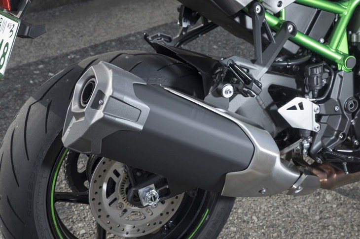新たな排出ガス対応のため、排気チャンバーは廃止。大型の触媒を組み込んだ1本出しのマフラーが車体右側に装着される。