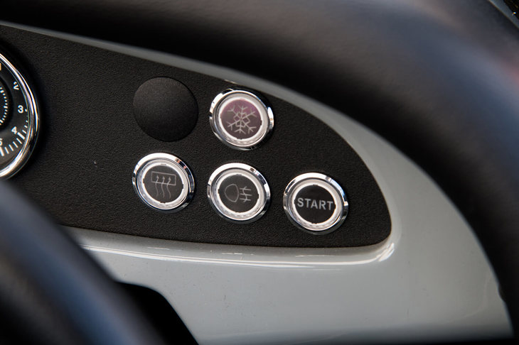 ダッシュボードの右端に配置された、イングニッションなどのスイッチ。エアコンが用意されるのは「プラス4」「ロードスター」のみ（ともにオプション）だが、ヒーターや熱線入りウインドスクリーンは、「3ホイーラー」を除く全車に標準装備される。