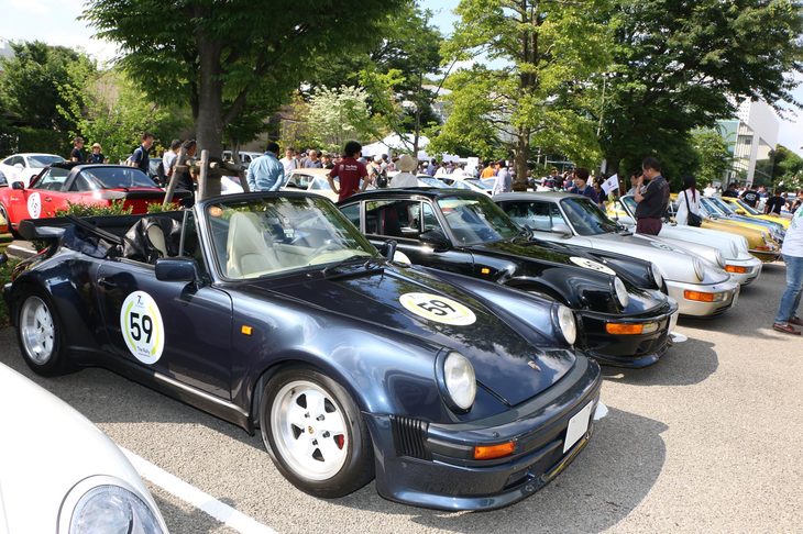 ターボルックの「911カブリオレ」（930）と「911」（964）が並ぶ。クラシカルな“911スタイル”を受け継ぎつつも、実用性が一気に高められた世代といえる。