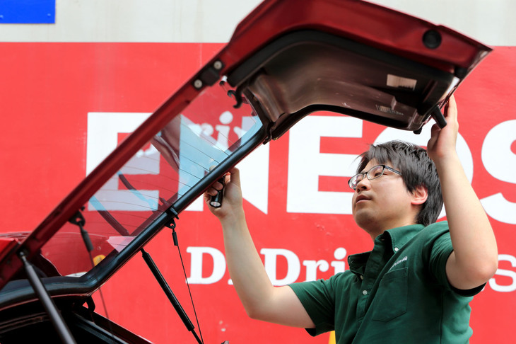 パネルの合わせ目をチェックする奥山さん。査定で最も重視するのは事故歴の有無だという。