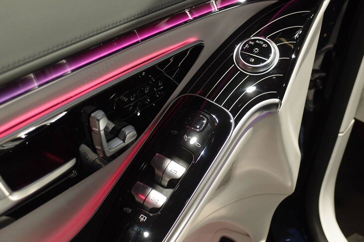 メルセデス・マイバッハS680 4MATICエディション100（フロントドアのインナーパネル）