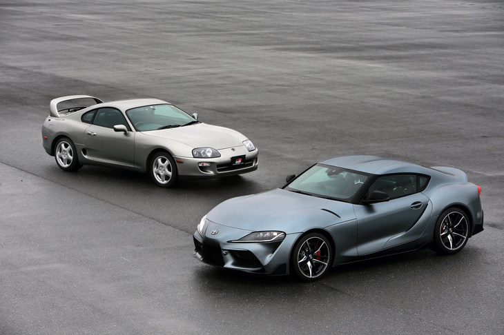 先代にあたる4代目「スープラ」（左）と新型スープラ（右）。