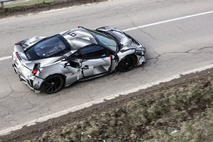 ボディーサイズは全長×全幅×全高＝4605×1975×1206mm。車重は「488GTB」から90kg軽量化されて1280kgとなった。