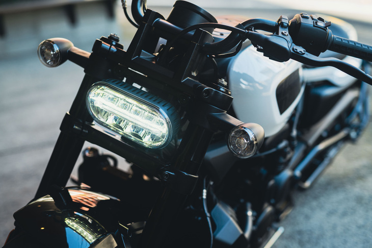 デザイン上の特徴となっている“細目”のLEDヘッドランプ。「スポーツスターS」は走りも意匠もアグレッシブだったが、今後は同じコンポーネンツを利用した、よりクラシックなモデルも用意されることだろう。