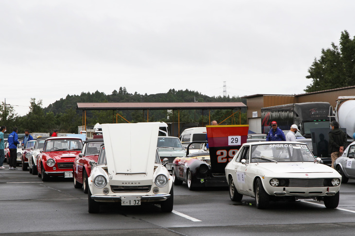 参加車両33台がそろったパドック風景。