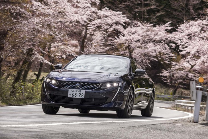 ドライビングプレジャーに加えて、小回り性も新型のセリングポイント。最小回転半径は先代の5.9mから5.5mに改善されている。