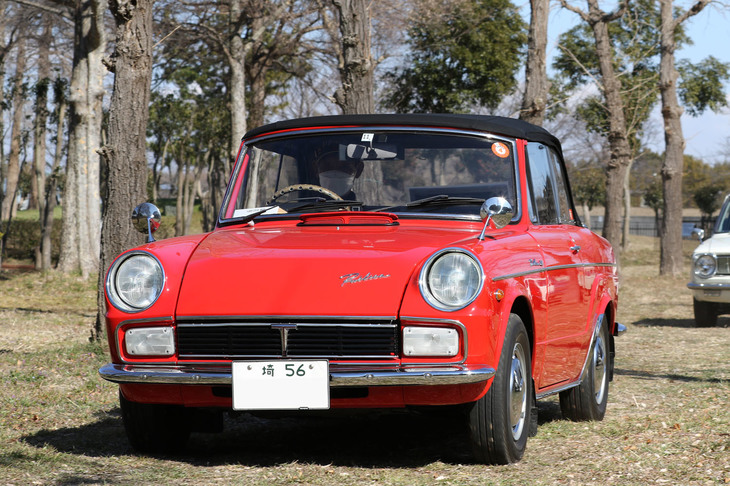 1968年「トヨタ・パブリカ コンバーチブル」。先に紹介した“ヨタハチ”と共通のツインキャブ仕様の790cc 2気筒空冷水平対向OHVエンジンを積んだ、パブリカ コンバーチブルの最終型。