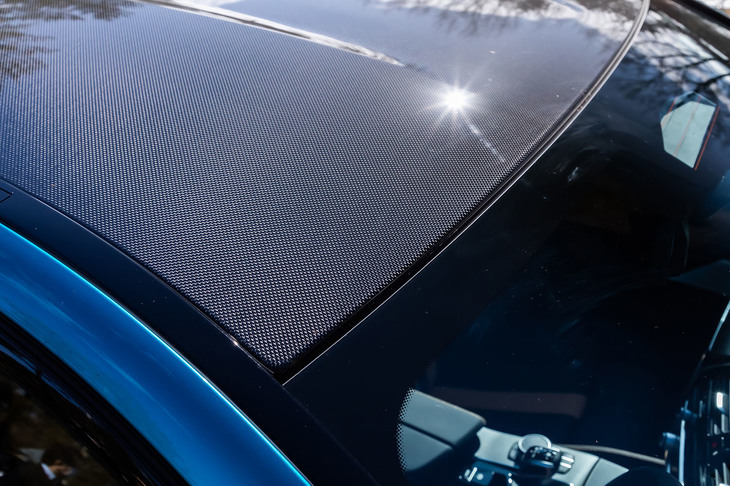 「M５／M5コンペティション」は、カーボンファイバー強化樹脂製ルーフを標準装備。オプションの電動ガラスサンルーフを選択した場合は、スチール製ルーフになる。