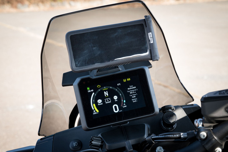 メーターに替えて装備されるTFT液晶ディスプレイ。オプションのコネクティビティ―ユニットはハスクバーナ初の携帯端末アプリ「Ride Husqvarna　Motorcycles」に対応しており、音楽の再生や通話、ナビゲーションの利用が可能となっている。