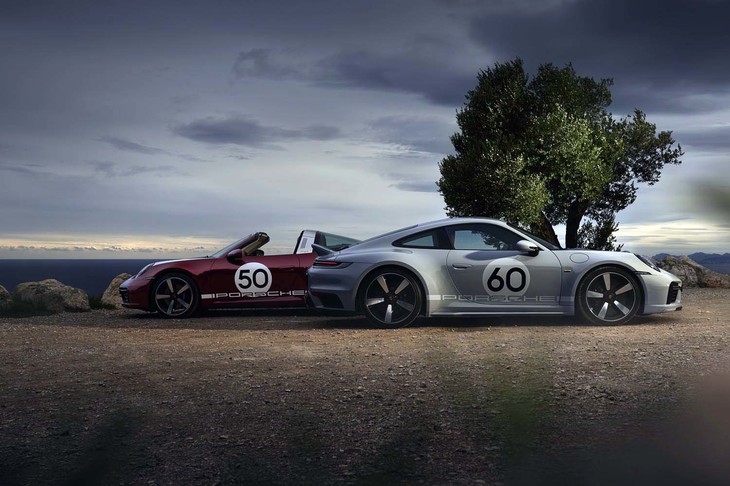 2020年に登場した「911タルガ4Sヘリテージデザインエディション」（写真左奥）と、「911スポーツクラシック」（右手前）。