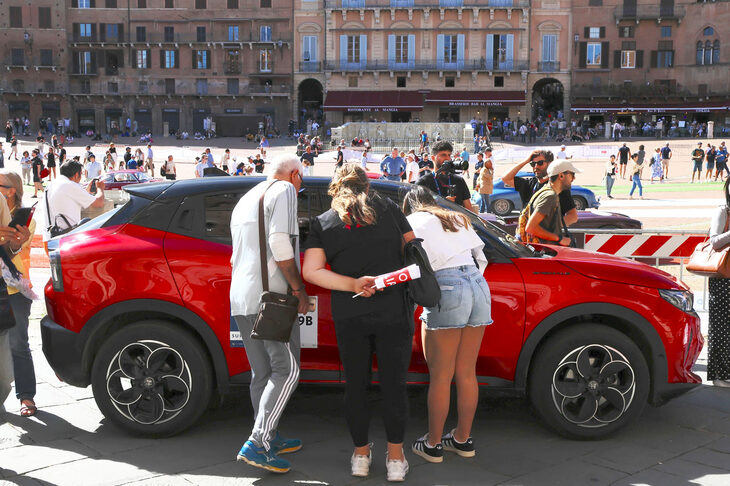 もちろん新型車ということで、関心をもって観察するギャラリーも見られたが……。