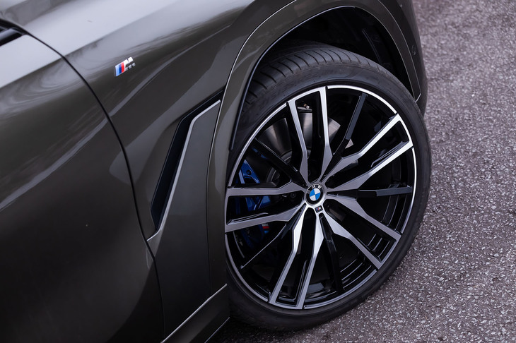 試乗車にはオプションの「ダブルスポークスタイリング699」と呼ばれる22インチのホイールに、前275/35R22、後ろ315/30R22サイズの「ピレリPゼロ」タイヤが組み合わされていた。標準仕様のホイールサイズは20インチとなる。