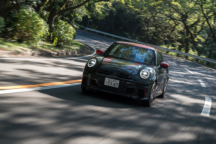 足まわりには電子制御ではない機械式のアダプティブサスペンションを装備。「ジョンクーパーワークス」の名から想像するとおりの乗り心地を楽しめる。