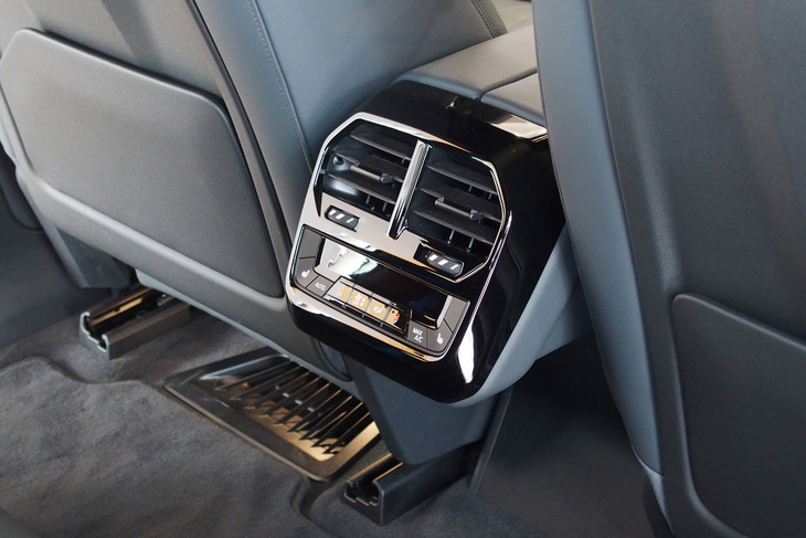 BMW iX（リアシート用のエアコン吹き出し口）