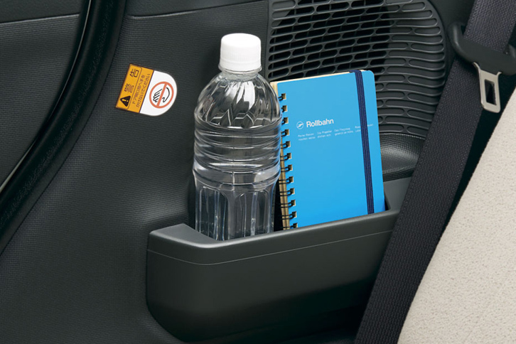 後席の後方にはクォーターポケット＆ボトルホルダーを装備。