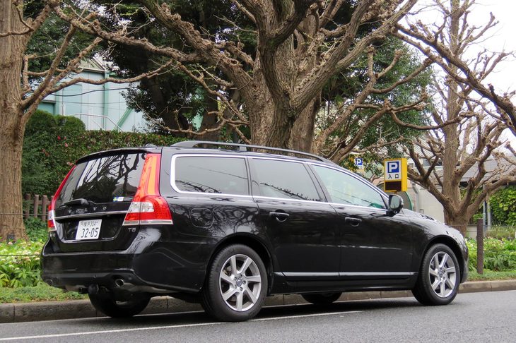 ひと世代前のクルマとはいえ、ブランドの上級車種だった「ボルボV70」。乗ってみると、乗り心地に不満はないし、内装も上質だし、つくづくお買い得なクルマである。