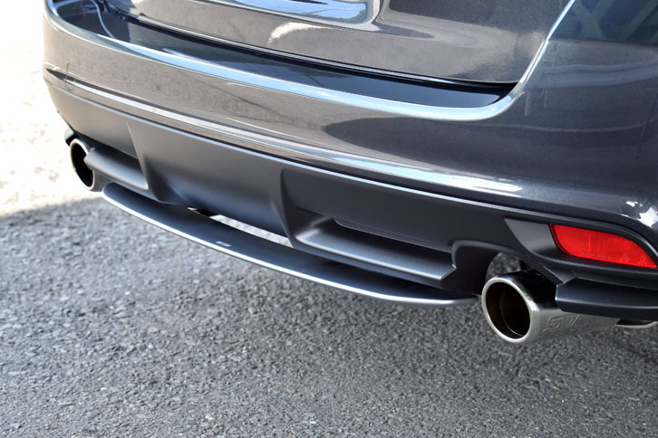 リアバンパーの下には、専用の大型マフラーカッター（デュアル）がのぞく。