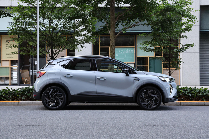 「キャプチャー エスプリ アルピーヌ フルハイブリッドE-TECH」のボディーサイズは全長×全幅×全高＝4240×1795×1590mm、ホイールベースは2640mm。コンパクトで塊感のある基本フォルムに変更はない。