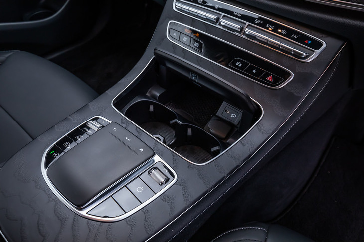 ダイヤルとタッチパッドの併用式だったインフォテインメントのコントローラーは、大型のタッチバッドのみの設置に変更された。