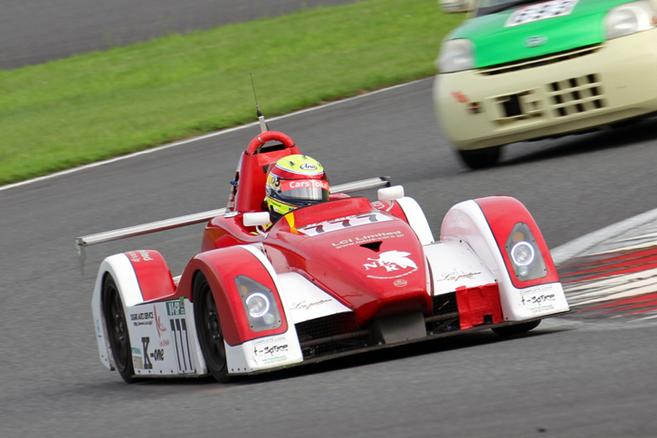総合優勝に輝き、今年2月の7時間耐久に続いて冬夏2連覇、通算4勝目を飾った、GP-5クラスの「TEAM-T弐号機 FK-4」。現役SUPER GT（GT300）ドライバーの高橋一穂、加藤寛規両選手もステアリングを握った。