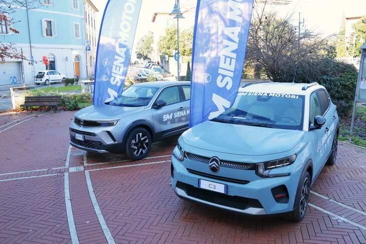 写真左は「オペル・モッカe」、右は「シトロエンC3」。両車ともステランティスの「CMP（コモンモジュラープラットフォーム）」が使われている。ポッジボンシにて。