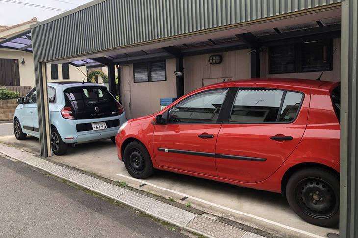 “ラ・スッポン丸”の代車「ルーテシア」（手前）と、“俺のナロー”こと「トゥインゴEDCキャンバストップ」（奥）が並んだ自宅ガレージ。いかにもカーマニアっぽい風景ではないか。