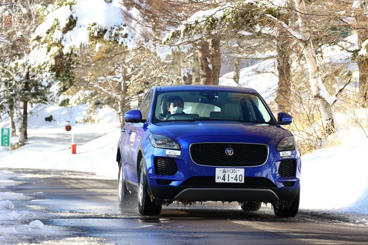 公道ではドライ、ウエット、シャーベット、圧雪路と、さまざまな路面のシチュエーションに遭遇。それでも4駆の「ジャガーEペース」と「ベクター4シーズンズGEN-3 SUV」の組み合わせは、終始安定した走りを披露した。