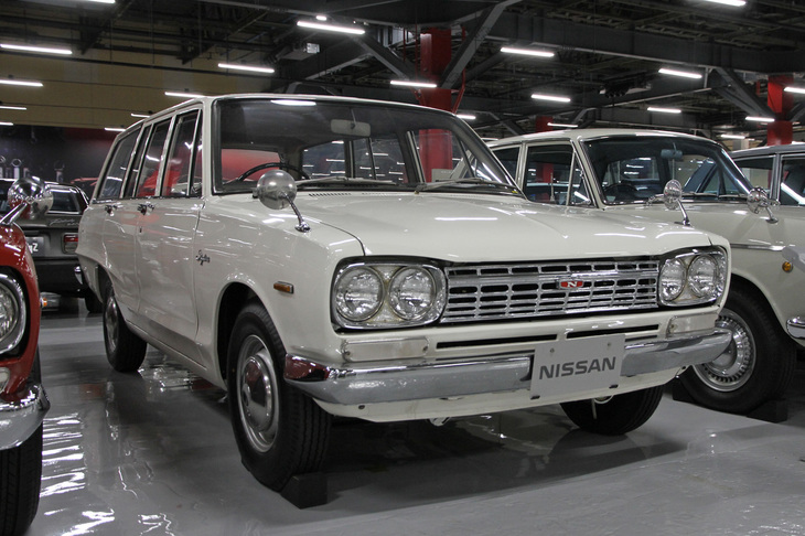 1968年「日産スカイライン バン」。同年に登場した通称「ハコスカ」こと3代目スカイラインの4ナンバーの商用バン、それも珍しいスタンダード仕様である。商用車とはいえ、セダンと同じSOHCクロスフロー、ヘミヘッドという高級な設計の1.5リッターエンジンを搭載していた。