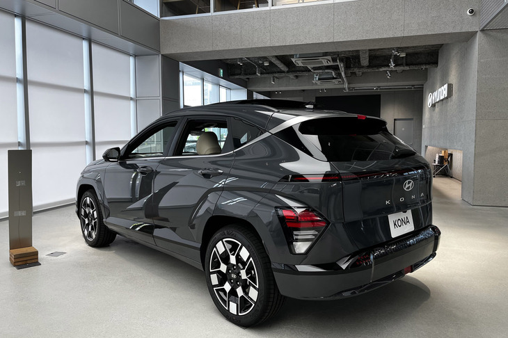 電動SUV「コナ エレクトリック」のボディーサイズは全長×全幅×全高＝4355×1825×1590mmで、ホイールベースは2660mm。最高出力204PS、最大トルク255N・mの電動パワーユニットを搭載している。