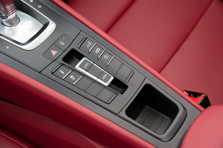 ルーフの開閉スイッチはセンターコンソールに配置。ダンパーの減衰力制御や排気音の切り替え、ESPのオン／オフなどもここのボタンで操作する。