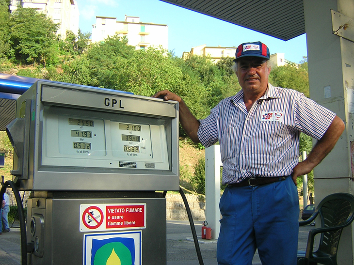 ジュゼッペ・ティータさん。2004年撮影。後年、30年以上続けたスタンド店主人生を締めくくった。