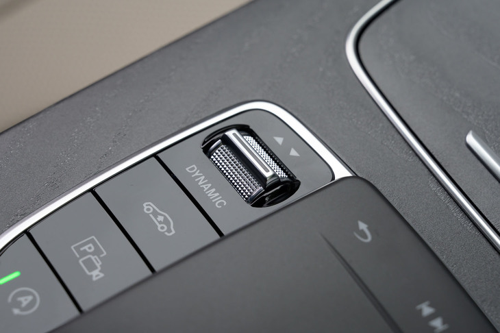 先述のとおりエアサスペンションが装備されていた今回の試乗車。ドライブモードに応じて減衰力が変化するほか、任意で車高の調整も可能となっている。