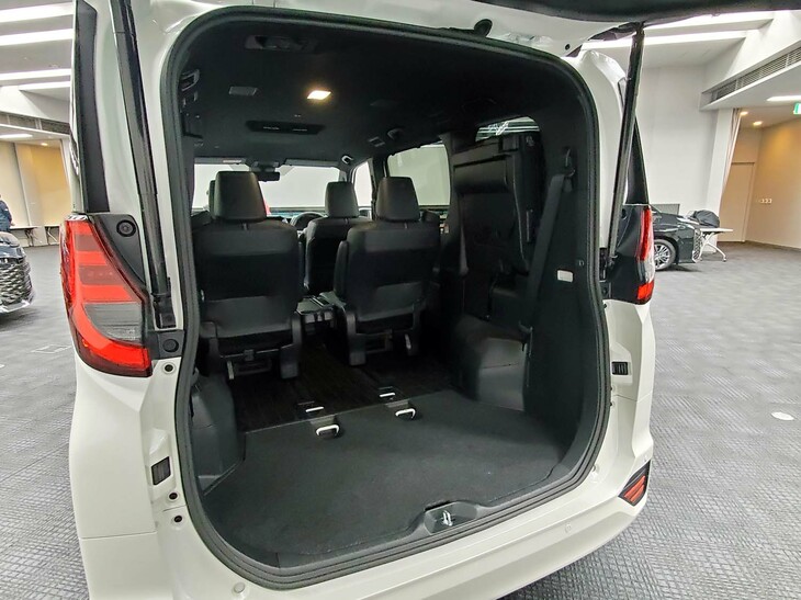 シートアレンジの自由度では、3列シートSUVはミニバンにはかなわない。シート格納時の荷室の広さも、ミニバンは圧倒的である（写真は「トヨタ・ノア」）。