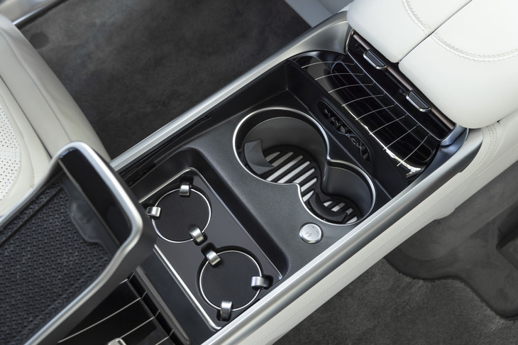 温冷機能付きのカップホルダーやシャンパンフルートのスタンドも「ファーストクラスパッケージ」に含まれている。