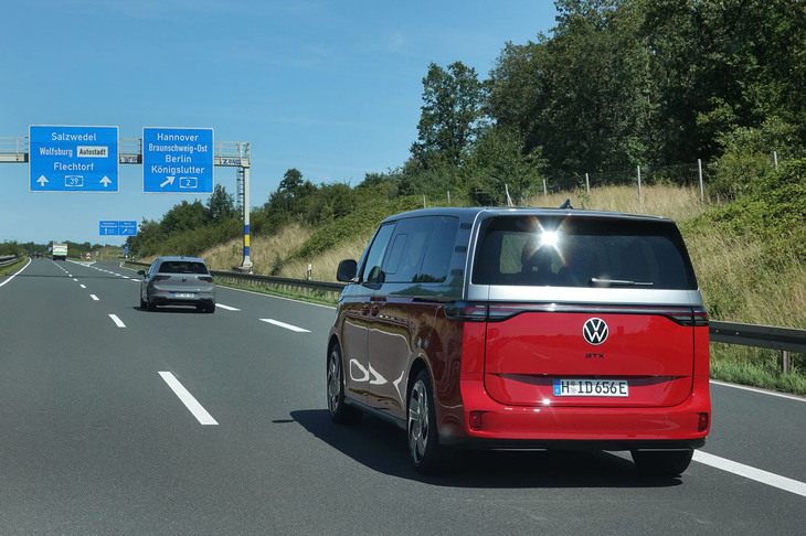 ドイツのアウトバーンを行く最高出力340PSの「ID. Buzz GTXロングホイールベース」。標準仕様車の「プロ」よりも明らかにパワフルで、アクセルペダルの踏み方に気をつけないと同乗者からクレームがくるほどの加速が味わえた。