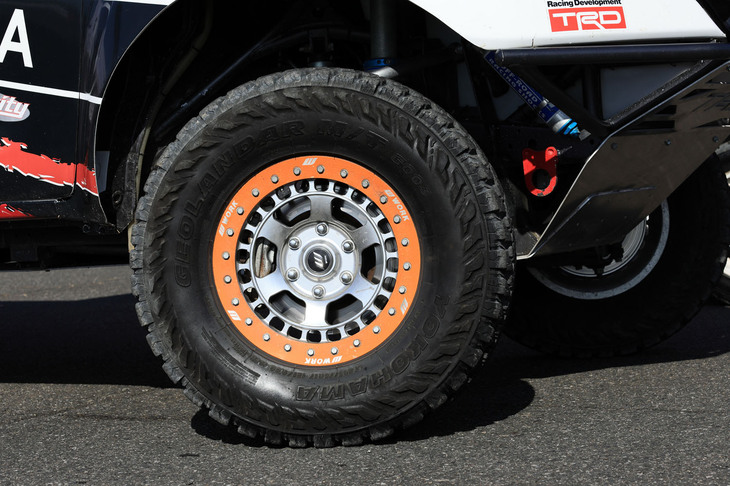 タイヤはLT285/75R17サイズのヨコハマ製マッドテレイン。塙氏いわく「これほど大きなタイヤでオフロードを全開走行していると、直結四駆では壊れてしまう。このクルマでは前後駆動力配分4：6のトルセン式フルタイム4WDを使っている」とのことだった。