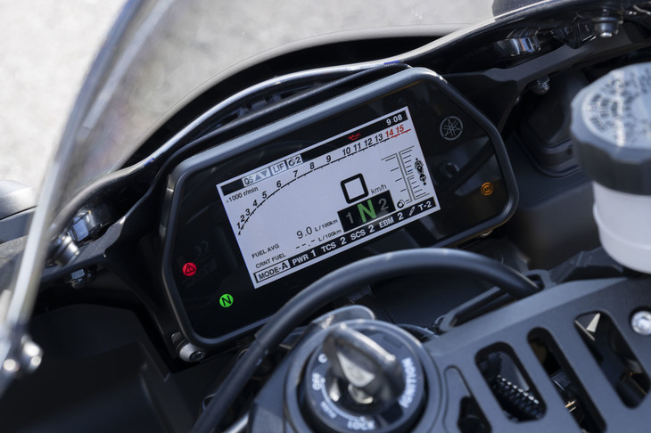 フルカラーの4.2インチTFT液晶メーター。メーターの背景色は白と黒から、表示モードは「Street」と「Track」の2種類から選択が可能だ。