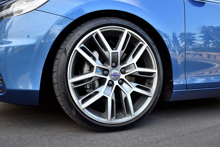 精悍（せいかん）さを主張する19インチの専用アルミホイールには、235/35R19サイズの「ピレリPゼロ」タイヤが装着される。