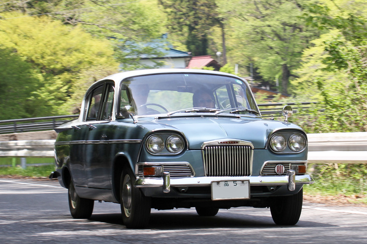 新車以来の「品5」ナンバーを付けた1963年「ハンバー・セプター」。日本でもいすゞでライセンス生産されていた「ヒルマン・ミンクス」の従姉妹（いとこ）とでもいうべき、スポーティーな英国製サルーン。