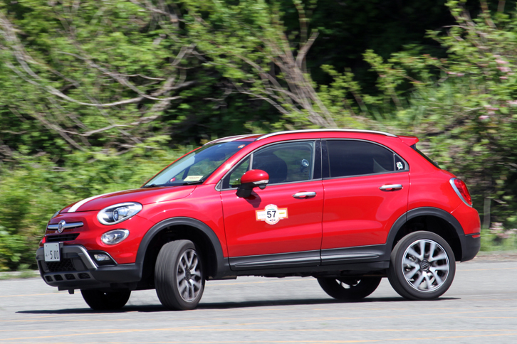 「フィアット500Xクロスプラス」。ドライバーは、大柄で重心が高そうな車体を巧みに操っていた。