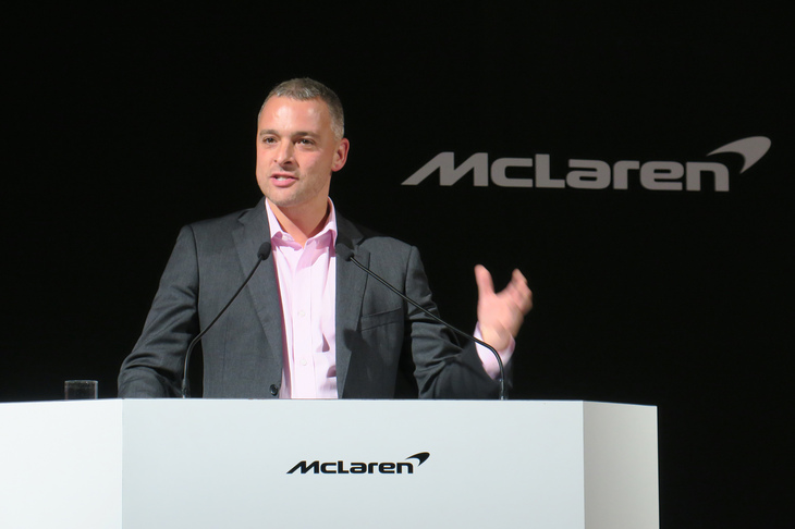 マクラーレンの歴史について語る、ブランドアンバサダーのアダム・リーヴス氏。