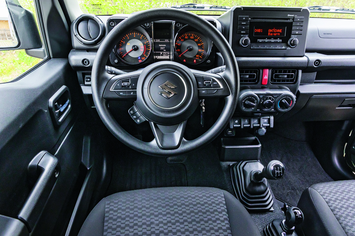 シンプルなつくりのインテリア。各種装備類の操作で迷うことはないだろう。