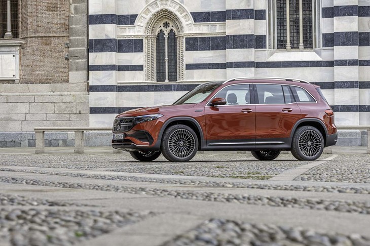 「メルセデス・ベンツEQB」は2021年9月に世界初公開された、SUVタイプの新型BEV。3列シートの7人乗り仕様が設定されており、SUVに対する多様なニーズに対応する。