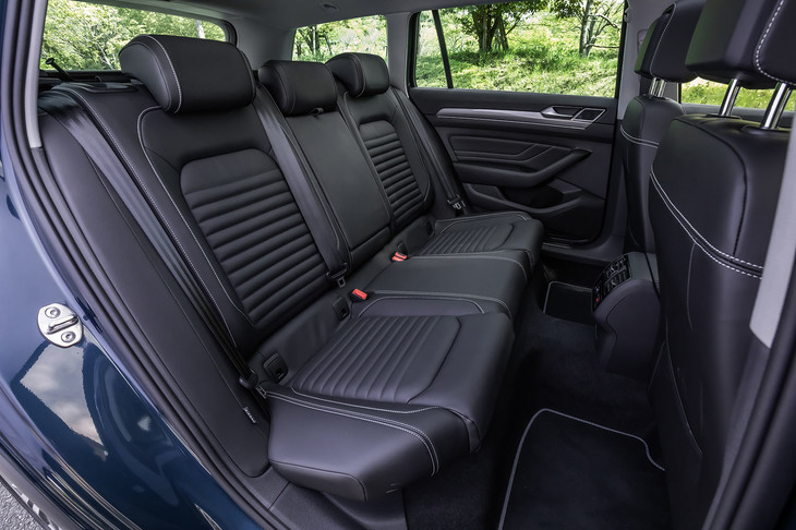 前席と同じく後席にもナッパレザー表皮を採用。背もたれには、40：20：40の分割可倒機構が備わる。リアおよびリア左右のウィンドウにはUVカットダークティンテッドガラスが用いられている。