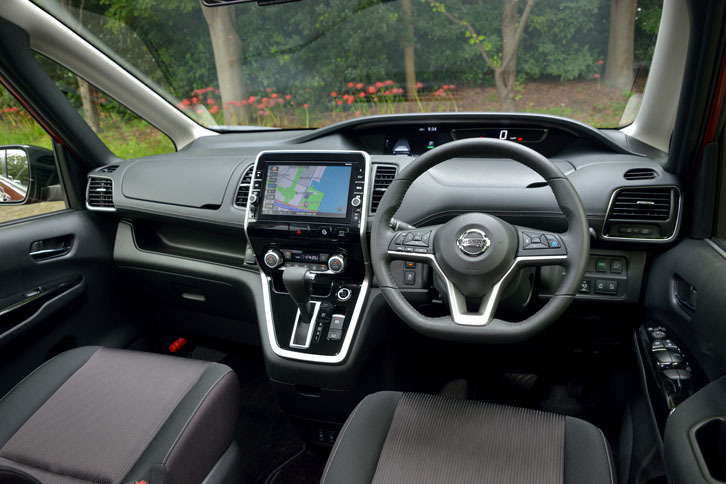 運転席まわりの様子。良好な視界を確保すべく、天地に薄いメーターパネルや細身のAピラーが採用されている。