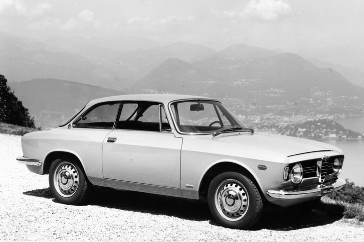 1966年に「ジュリア スプリントGT」の改良モデルとして登場した「ジュリア スプリントGTV（GTヴェローチェとも）」。