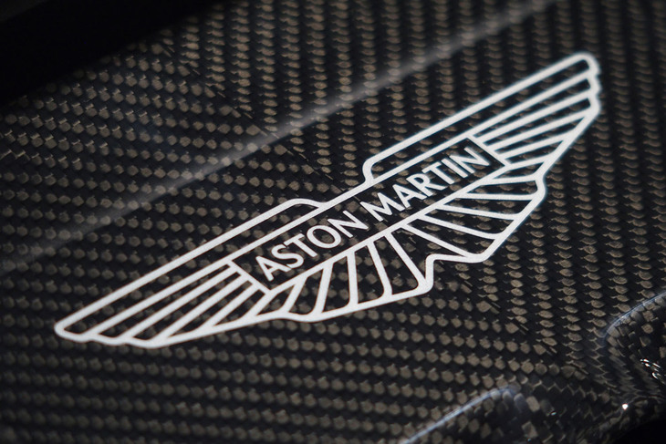 アストンマーティン・ヴァンキッシュ（エンジンカバーのエンブレム）